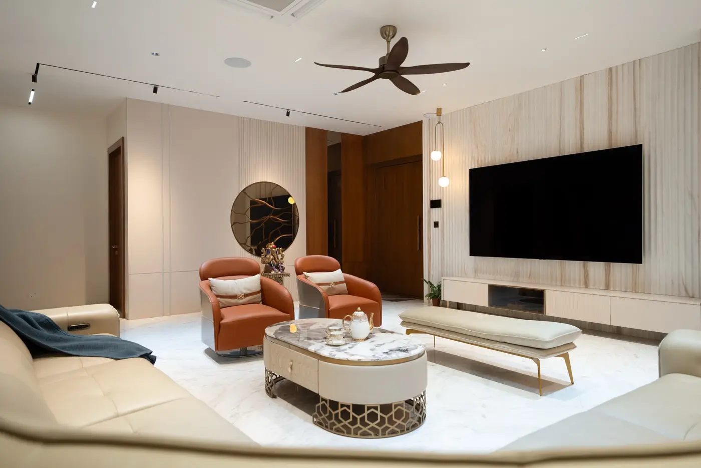 Calm living room with a few selected accessories, a round mirror and a low TV unit
